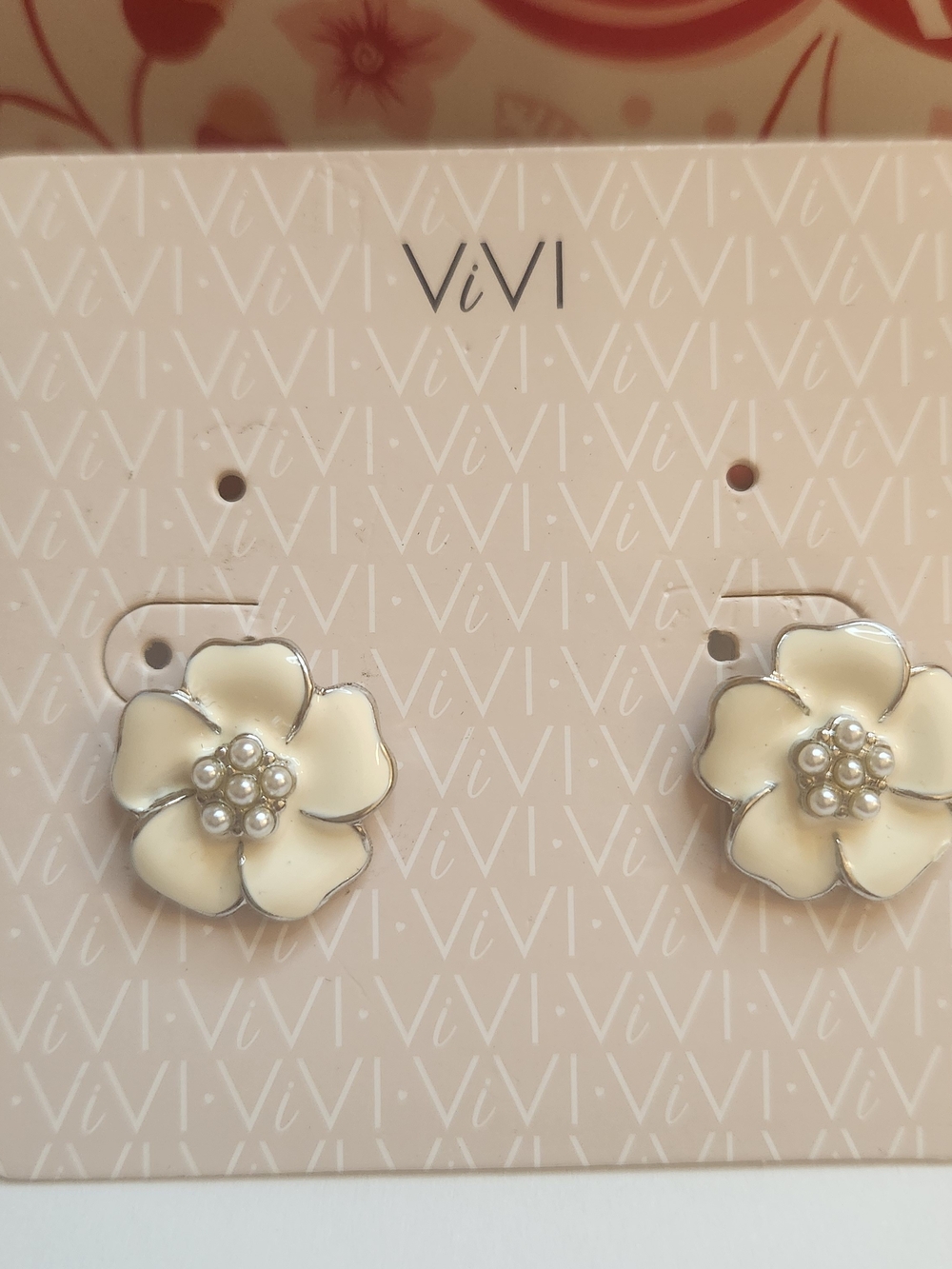 NWT ViVI Floral Five Petal Enamel & Pearl Cluster Cream/White Stud Earrings